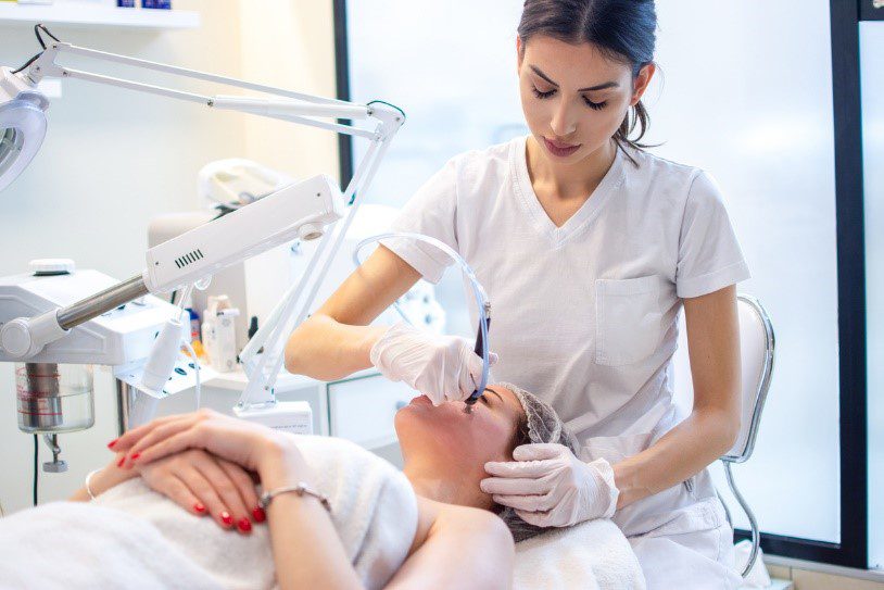 a practitioner conducting a hydrafacial